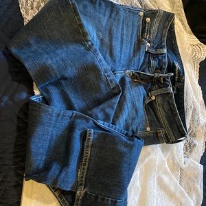 Size 00 American Eagle jeans. Cute low rise. Thicker denim. Lots of life left!